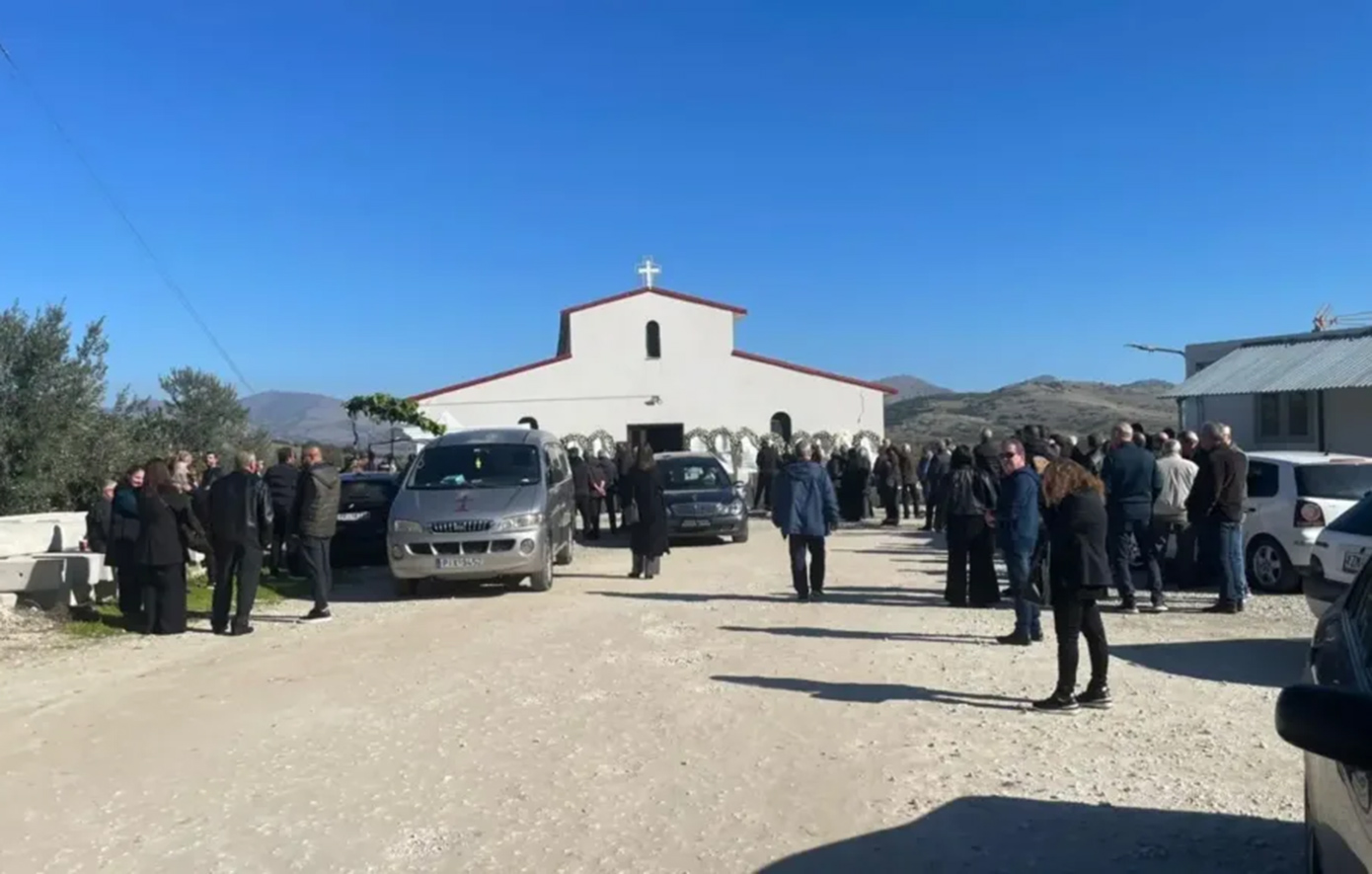 Θλίψη στην κηδεία της 49χρονης που έχασε τη ζωή της σε φούρνο στη Λάρισα – Συντετριμμένα τα δύο παιδιά της