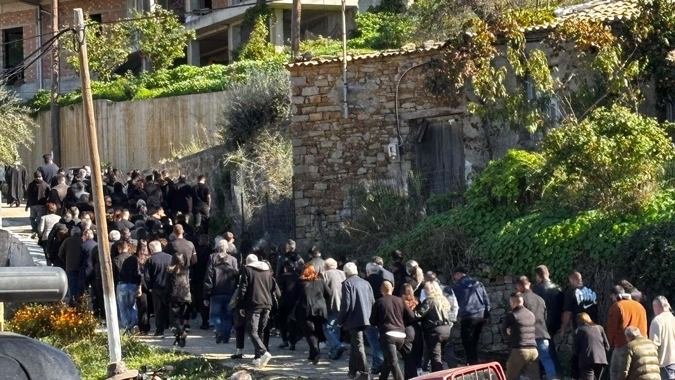 «Καλύτερα να πέθαινα εγώ παρά το παιδί» – Βουβός θρήνος στην κηδεία του 3χρονου Ανδρέα στην Αχαΐα