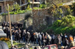«Καλύτερα να πέθαινα εγώ παρά το παιδί» – Βουβός θρήνος στην κηδεία του 3χρονου Ανδρέα στην Αχαΐα