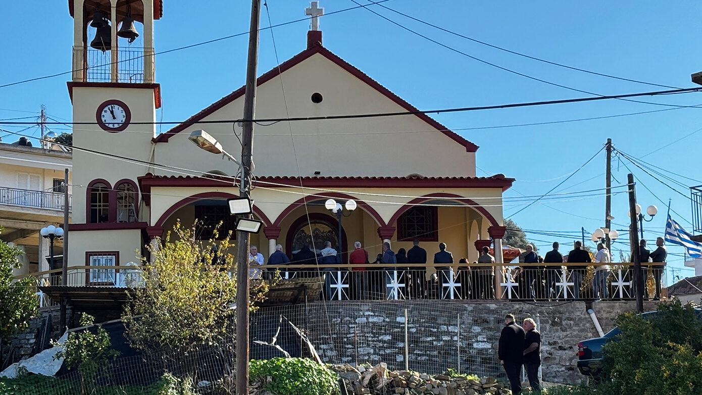 Θρήνος στην κηδεία του 3χρονου Ανδρέα στην Αχαΐα – «Πού είσαι καρδιά μου;», κραύγαζε η μητέρα