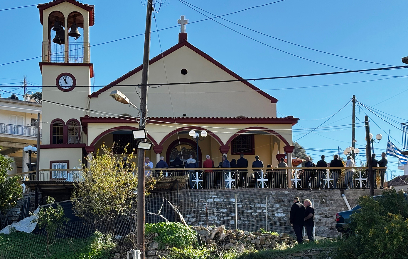 Θρήνος στην κηδεία του 3χρονου Ανδρέα στην Αχαΐα – «Πού είσαι καρδιά μου;», κραύγαζε η μητέρα