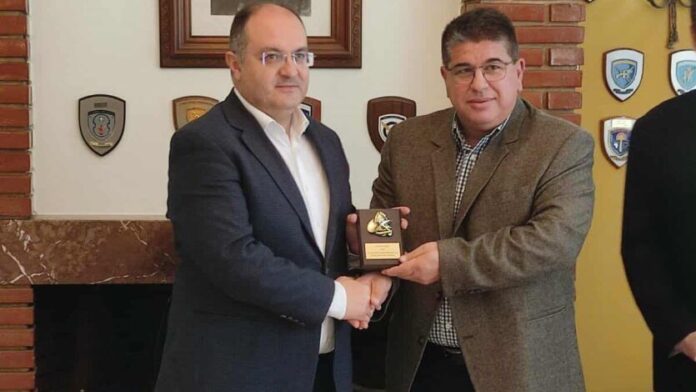 Αναμνηστική πλακέτα από την Πυροσβεστική Υπηρεσία στον Δήμαρχο Κιλκίς
