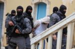 Αιματηρό γλέντι στα Χανιά: Με αλεξίσφαιρο, υπό τον φόβο εκδίκησης, η μεταγωγή του 23χρονου στον ανακριτή