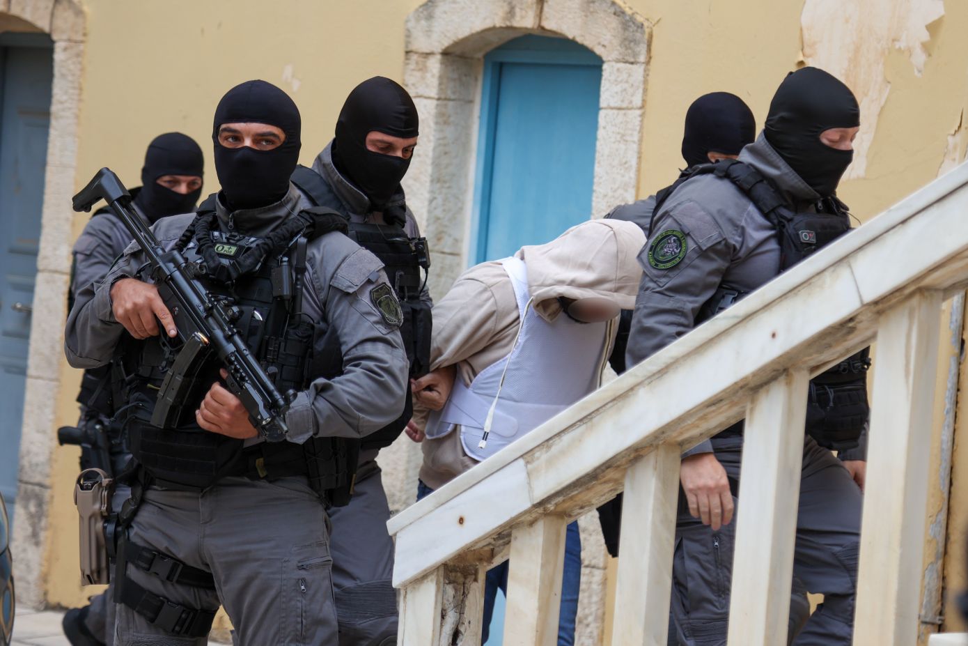 Αιματηρό γλέντι στα Χανιά: Με αλεξίσφαιρο, υπό τον φόβο εκδίκησης, η μεταγωγή του 23χρονου στον ανακριτή