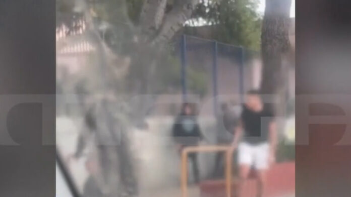 Βίαιος καβγάς έξω από σχολείο στο Νέο Ηράκλειο – Σοκάρει το βίντεο της σύγκρουσης