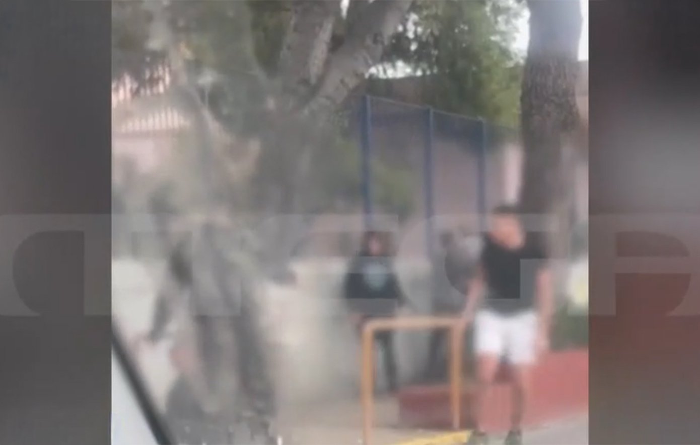 Βίαιος καβγάς έξω από σχολείο στο Νέο Ηράκλειο – Σοκάρει το βίντεο της σύγκρουσης