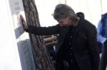 8 χρόνια από τις φονικές πλημμύρες στη Μάνδρα: Τα αποκαλυπτήρια του μνημείου, μαύρα μπαλόνια στον ουρανό