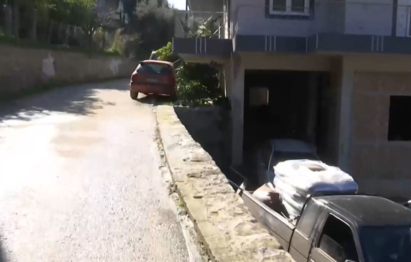 Τι κατέθεσε ο 25χρονος για το δυστύχημα με τον 3χρονο στην Αχαΐα – «Χτύπησε σε μπαλκόνι, ζαλίστηκε και έπεσε με τον μικρό στην αγκαλιά του»