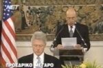 Σαν σήμερα 19 Νοεμβρίου: Ο εμβληματικός λόγος του Κωστή Στεφανόπουλου στον Μπιλ Κλίντον, με την Αθήνα στους δρόμους