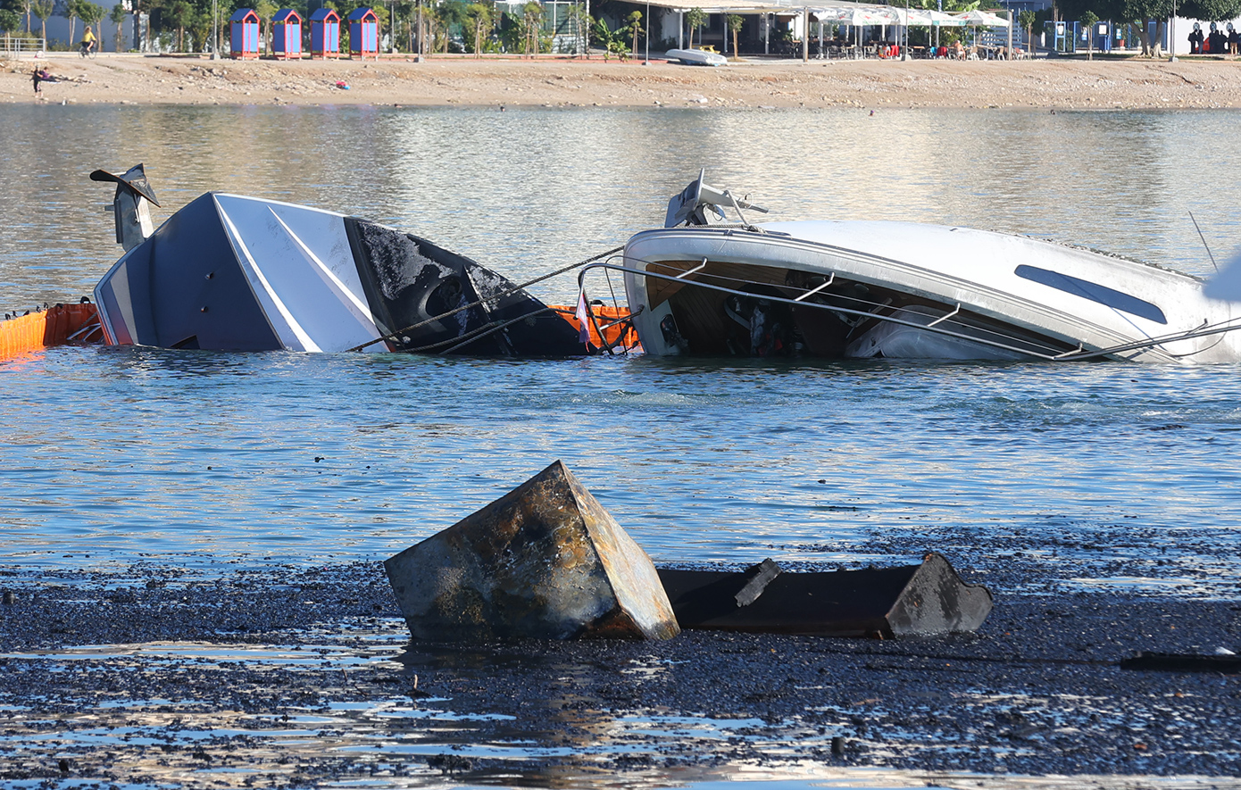 Καταστροφή και βυθισμένα πολυτελή σκάφη στη Μαρίνα Ζέας, δείτε βίντεο και εικόνες – Πώς ξέσπασε η πυρκαγιά