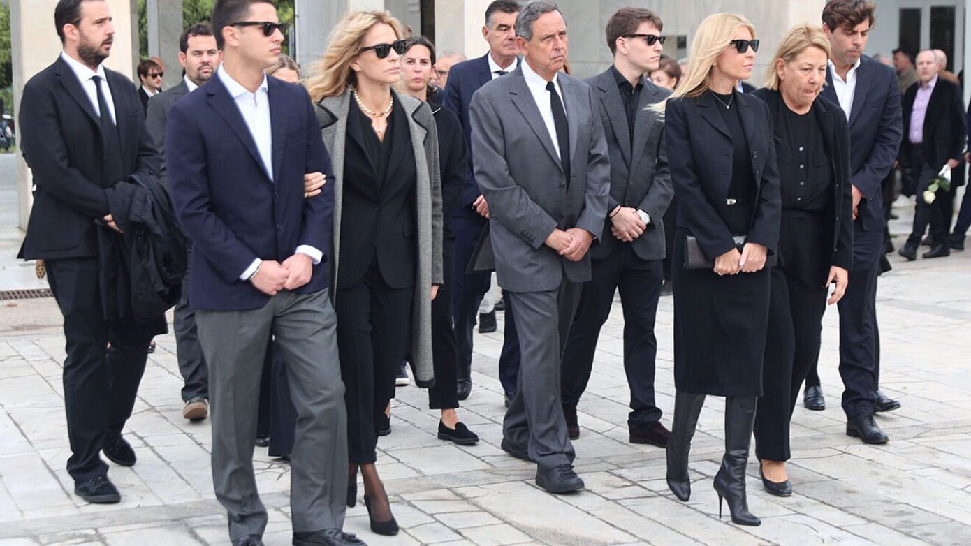 Οικογένεια και φίλοι είπαν το τελευταίο αντίο στον Πάνο Μαρινόπουλο στο Α’ Νεκροταφείο Αθηνών – Δείτε εικόνες