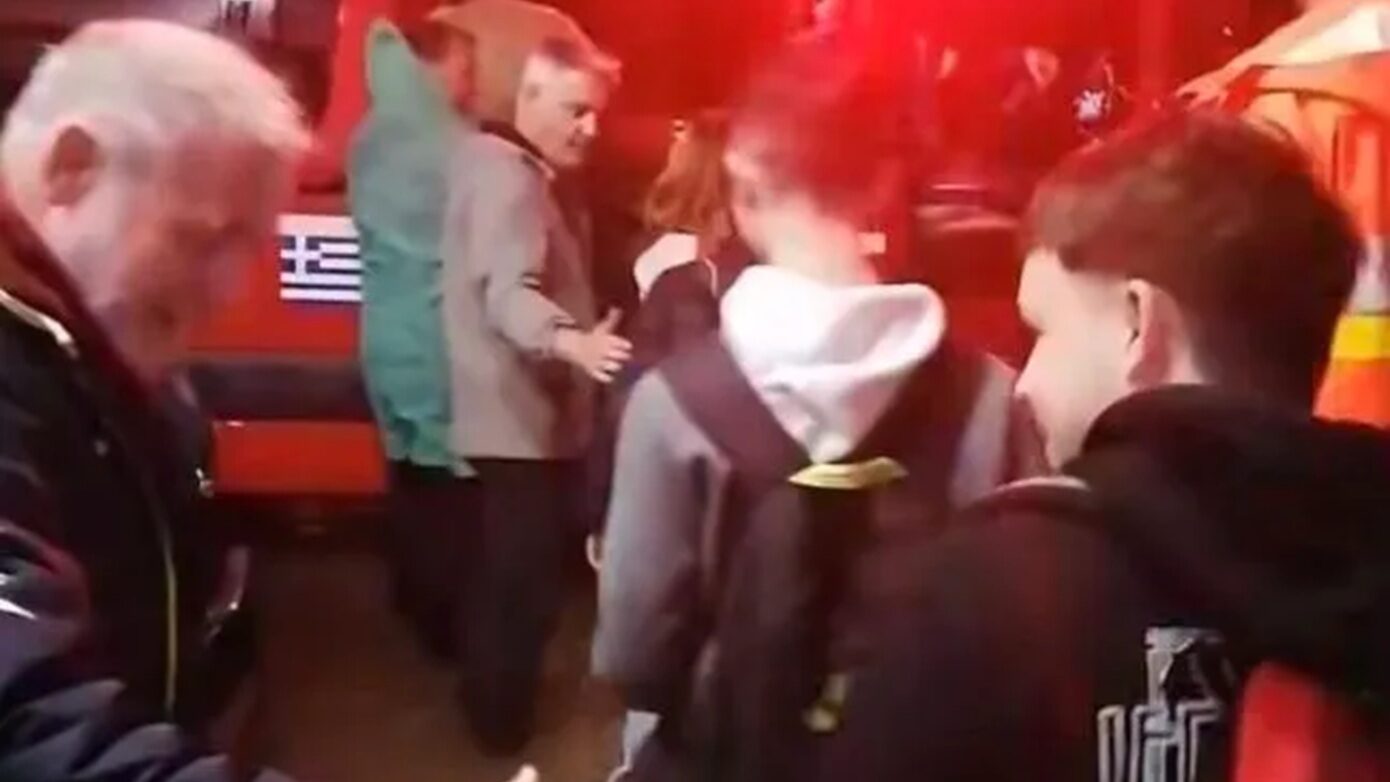 Μαθητές απομακρύνθηκαν από φροντιστήριο με πυροσβεστικό όχημα εξαιτίας της κακοκαιρίας στη Βόνιτσα