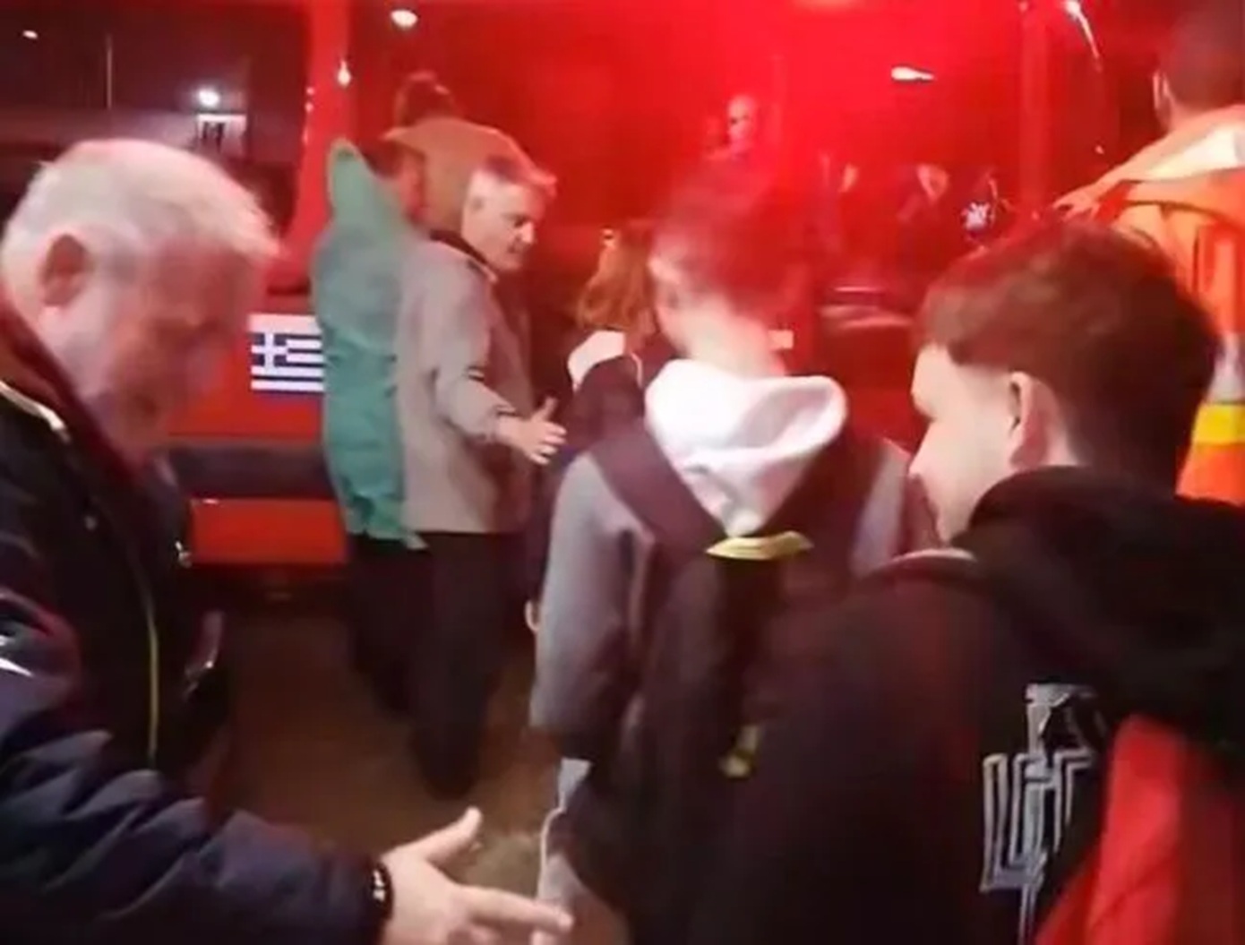 Μαθητές απομακρύνθηκαν από φροντιστήριο με πυροσβεστικό όχημα εξαιτίας της κακοκαιρίας στη Βόνιτσα