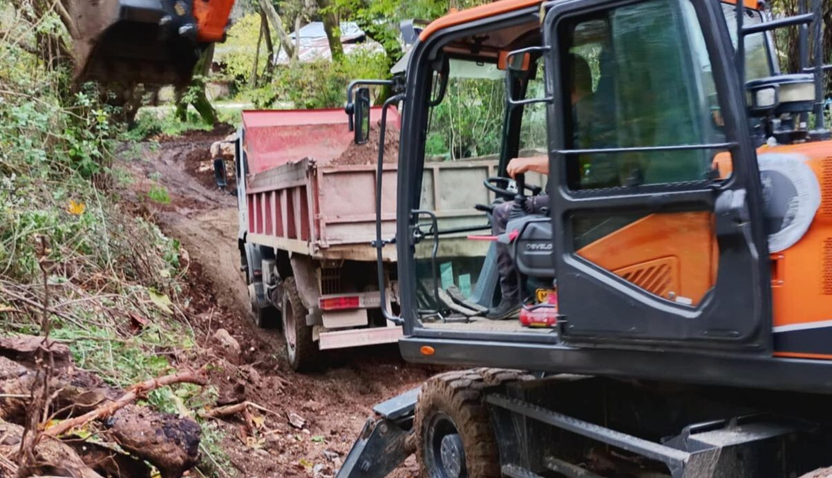 Προχωρά ο καθαρισμός των αντιπλημμυρικών καναλιών στον Δήμο Μετεώρων