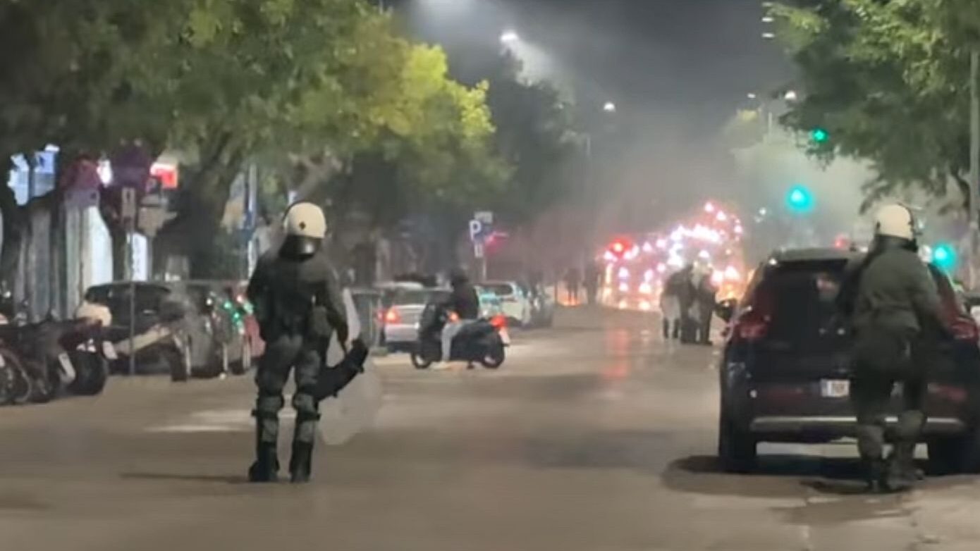 Αστυνομικοί δέχτηκαν μολότοφ μετά το τέλος της συναυλίας του ΛΕΞ στο Καυτατζόγλειο