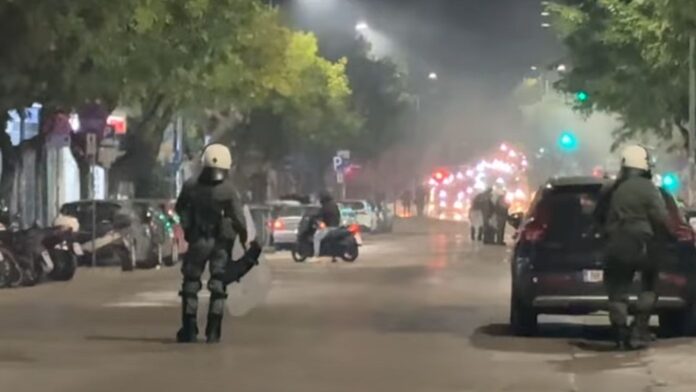 Αστυνομικοί δέχτηκαν μολότοφ μετά το τέλος της συναυλίας του ΛΕΞ στο Καυτατζόγλειο