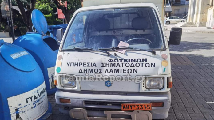 Λαμία: Πρόστιμα σε δημοτικά οχήματα που στάθμευσαν στην κεντρική πλατεία για τον Χριστουγεννιάτικο διάκοσμο