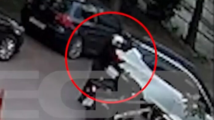 Η στιγμή που ο 29χρονος ξυλοκοπεί τον οδηγό στον Νέο Κόσμο – 15 χτυπήματα στο κεφάλι σε 11 δευτερόλεπτα