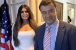 Κίμπερλι Γκιλφόιλ: Βρέθηκε στην Ύδρα και τιμήθηκε με το Μετάλλιο του Δήμου από τον δήμαρχο