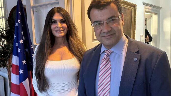 Κίμπερλι Γκιλφόιλ: Βρέθηκε στην Ύδρα και τιμήθηκε με το Μετάλλιο του Δήμου από τον δήμαρχο