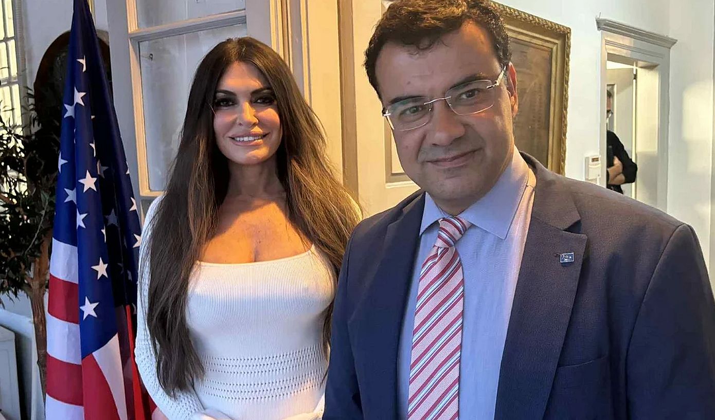 Κίμπερλι Γκιλφόιλ: Βρέθηκε στην Ύδρα και τιμήθηκε με το Μετάλλιο του Δήμου από τον δήμαρχο