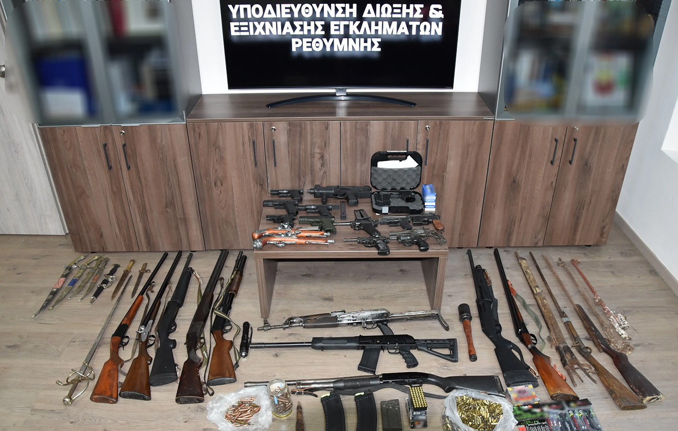 “Αποκάλυψη κρυφού οπλοστασίου στο Ρέθυμνο: Όπλα, ξίφη, υποπολυβόλο και χιλιάδες φυσίγγια – Συλλήψεις 5 ατόμων”