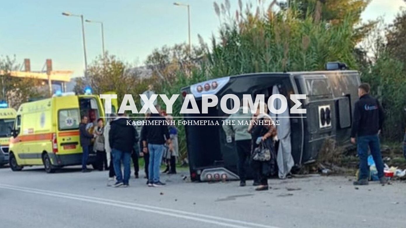 Λεωφορείο με 30 επιβάτες ανατράπηκε στην παλιά Εθνική Οδό Βόλου Λάρισας – 10 τραυματίες