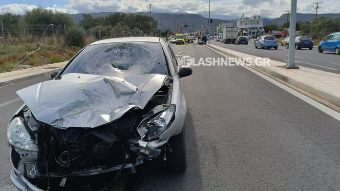 Σοβαρό ατύχημα στα Χανιά: Γυναίκα μοτοσικλετίστρια συγκρούστηκε με παρμπρίζ αυτοκινήτου και βρέθηκε στο οδόστρωμα