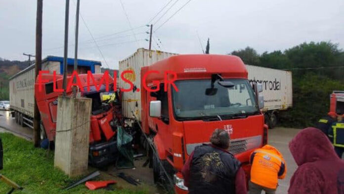 Σοβαρό τροχαίο στην Εθνική Οδό Πατρών – Πύργου: Δύο νταλίκες συγκρούστηκαν μετωπικά – Εγκλωβίστηκε ο ένας οδηγός