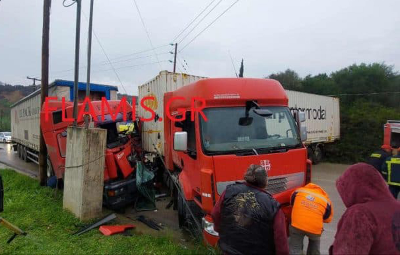 Σοβαρό τροχαίο στην Εθνική Οδό Πατρών – Πύργου: Δύο νταλίκες συγκρούστηκαν μετωπικά – Εγκλωβίστηκε ο ένας οδηγός