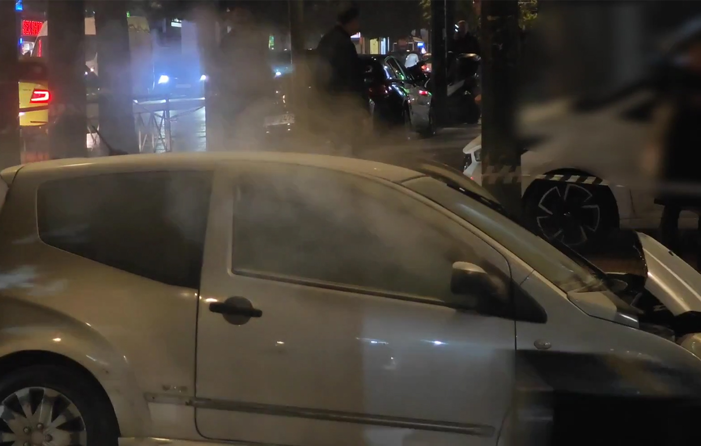 Πυρκαγιά σε όχημα στη Συγγρού: Αποκλεισμένη η Πετμεζά, αυξημένη κυκλοφορία στους δρόμους