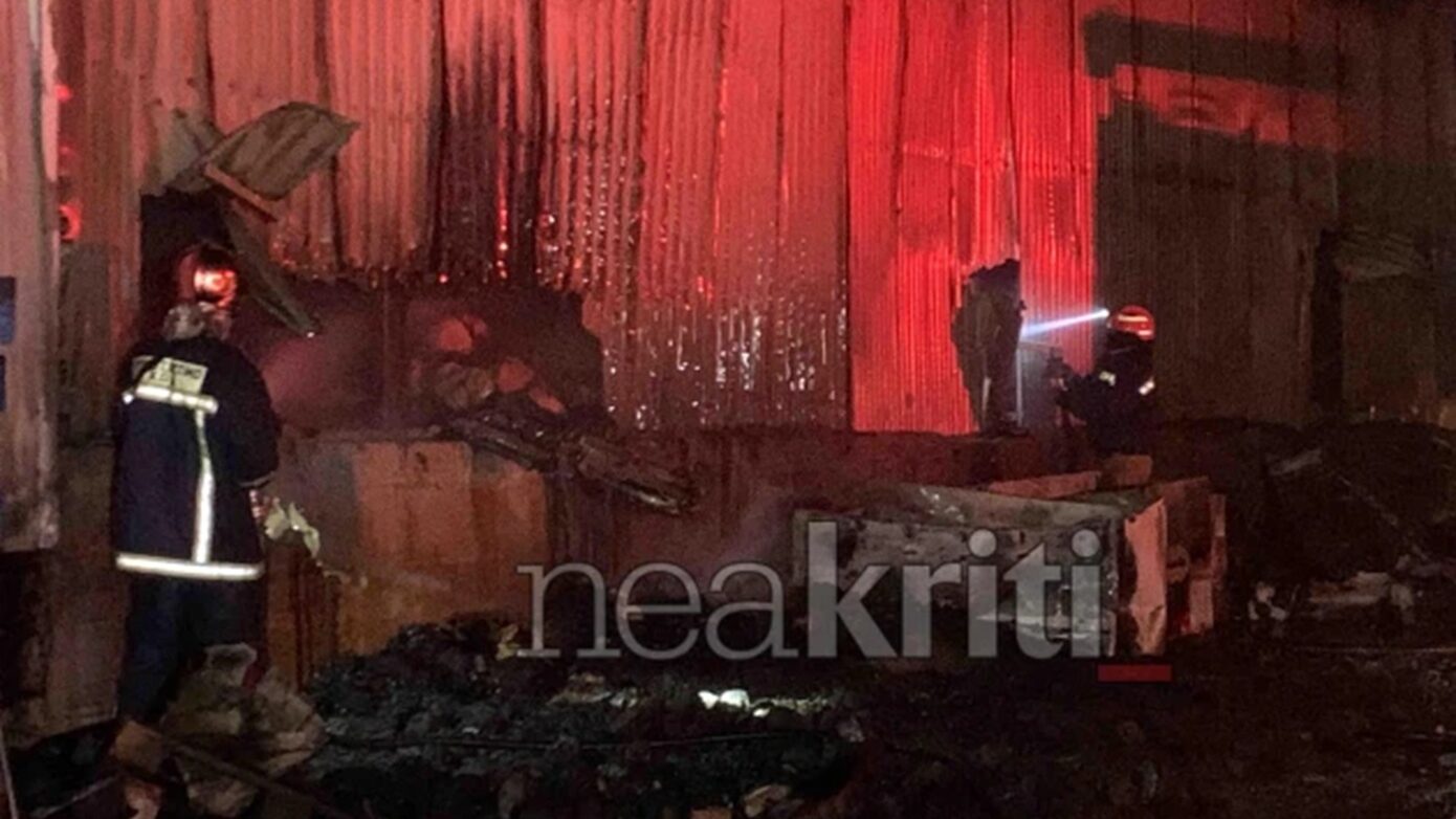 Αυξήθηκαν οι πυροσβεστικές δυνάμεις για τη φωτιά σε αποθήκη εργοστασίου στο Ηράκλειο – Σημαντικές ζημιές
