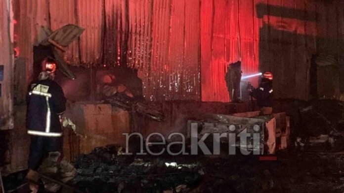 Αυξήθηκαν οι πυροσβεστικές δυνάμεις για τη φωτιά σε αποθήκη εργοστασίου στο Ηράκλειο – Σημαντικές ζημιές
