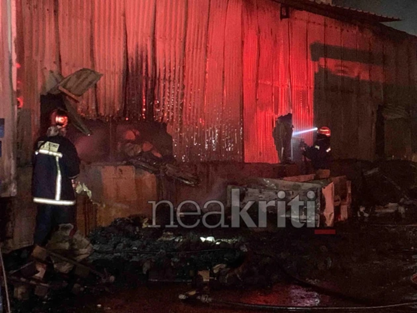 Αυξήθηκαν οι πυροσβεστικές δυνάμεις για τη φωτιά σε αποθήκη εργοστασίου στο Ηράκλειο – Σημαντικές ζημιές