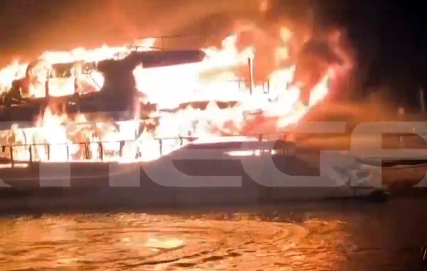 Τέσσερα πολυτελή σκάφη καταστράφηκαν ολοσχερώς από πυρκαγιά στη Μαρίνα Ζέας