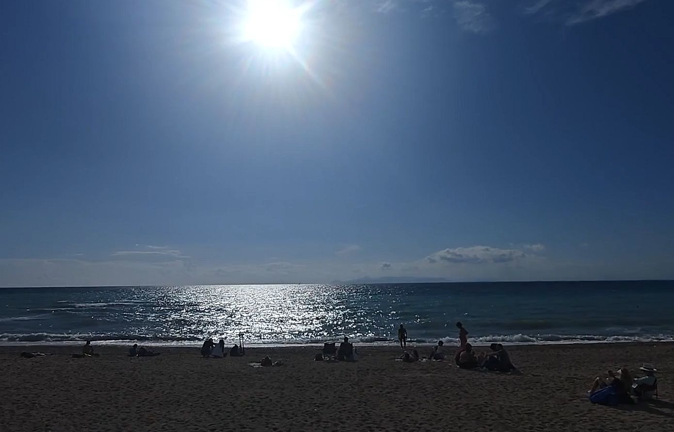 Καιρός: Εκατοντάδες πολίτες στις ακτές των νοτίων προαστίων της Αττικής – Ήλιος και θερμοκρασία έως 24 βαθμούς