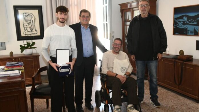 Ο Δήμαρχος Πατρέων τίμησε τον “χάλκινο” Α. Σκούρτη