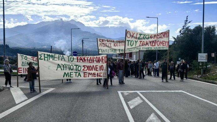 Αχαΐα: Οι κάτοικοι μπλόκαραν τη Χαλανδρίτσα για το κλείσιμο των ΕΛΤΑ