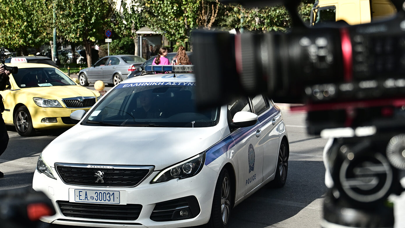 Η μεταφορά της Δήμητρας Ματσούκα στην Ευελπίδων μετά τη σύλληψή της για υπερβολική ταχύτητα, κατανάλωση αλκοόλ και έλλειψη διπλώματος και πινακίδων