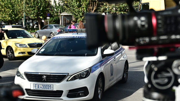 Η μεταφορά της Δήμητρας Ματσούκα στην Ευελπίδων μετά τη σύλληψή της για υπερβολική ταχύτητα, κατανάλωση αλκοόλ και έλλειψη διπλώματος και πινακίδων