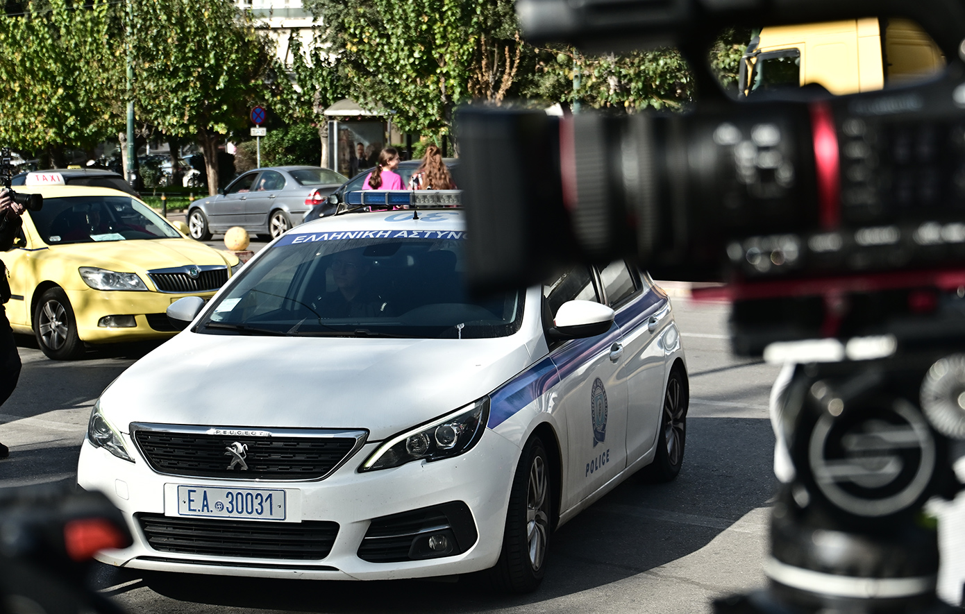 Η μεταφορά της Δήμητρας Ματσούκα στην Ευελπίδων μετά τη σύλληψή της για υπερβολική ταχύτητα, κατανάλωση αλκοόλ και έλλειψη διπλώματος και πινακίδων