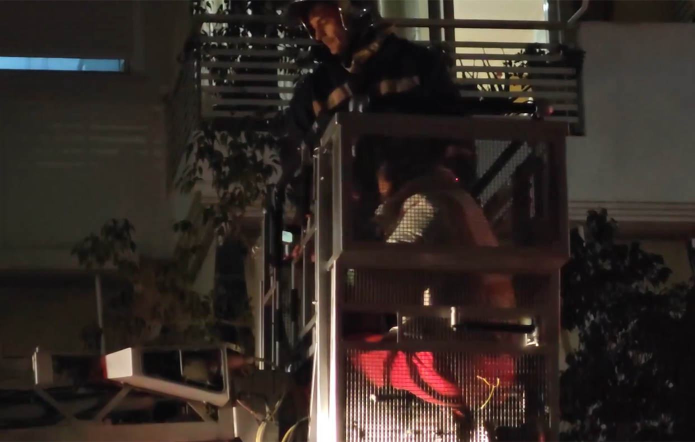 Μάχη με τις φλόγες σε διαμέρισμα στο Περιστέρι: Καρέ-καρέ ο απεγκλωβισμός ηλικιωμένων