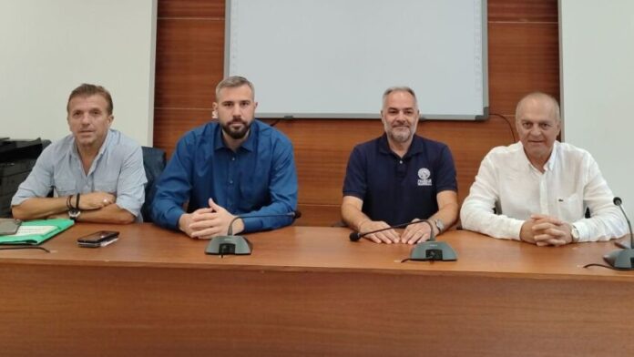 Στο πλευρό 11 εργαζομένων το Δημοτικό συμβούλιο Πετρούπολης