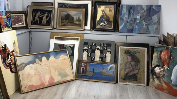 Συλλήψεις στην Αττική για πλαστά έργα τέχνης: Κατασχέθηκαν πάνω από 400 πίνακες ζωγραφικής, όπλα και σφαίρες