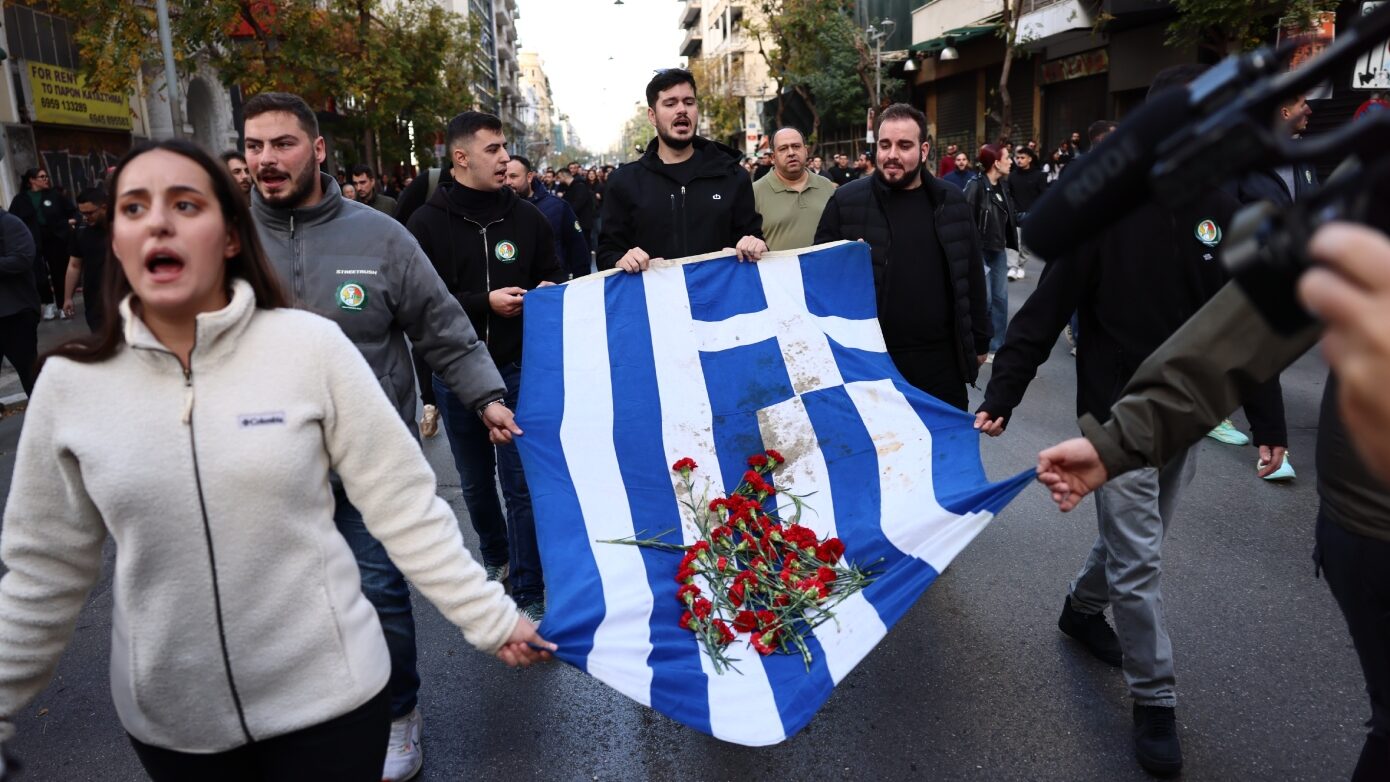 Επέτειος Πολυτεχνείου: Άρχισε η πορεία με την αιματοβαμμένη σημαία προς την αμερικανική πρεσβεία – 19 προσαγωγές και μία σύλληψη
