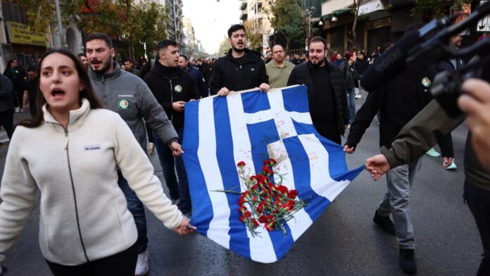 Επέτειος Πολυτεχνείου: Άρχισε η πορεία με την αιματοβαμμένη σημαία προς την αμερικανική πρεσβεία – 19 προσαγωγές και μία σύλληψη