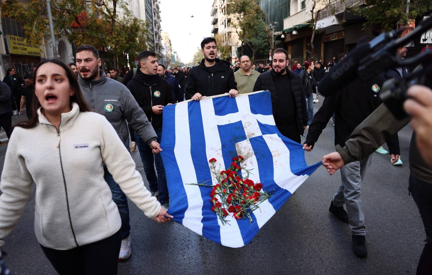 Επέτειος Πολυτεχνείου: Άρχισε η πορεία με την αιματοβαμμένη σημαία προς την αμερικανική πρεσβεία – 19 προσαγωγές και μία σύλληψη