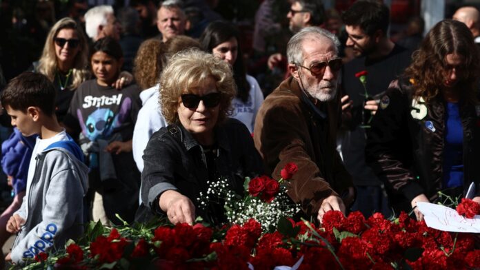 Χιλιάδες άνθρωποι στο Πολυτεχνείο για να αφήσουν ένα λουλούδι – Κορυφώνονται οι εκδηλώσεις μνήμης, δείτε βίντεο και φωτογραφίες