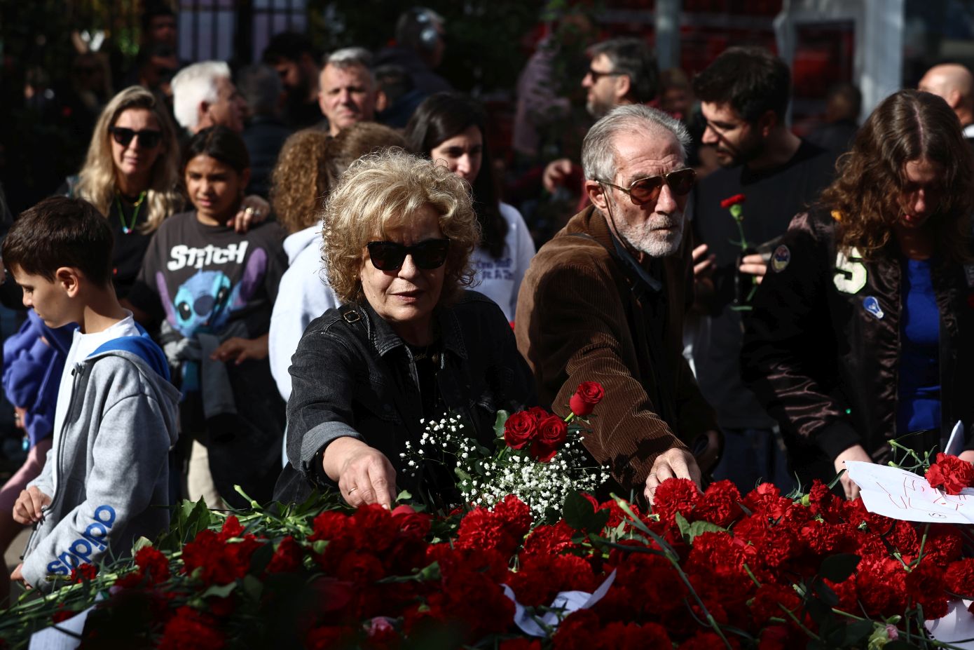 Χιλιάδες άνθρωποι στο Πολυτεχνείο για να αφήσουν ένα λουλούδι – Κορυφώνονται οι εκδηλώσεις μνήμης, δείτε βίντεο και φωτογραφίες