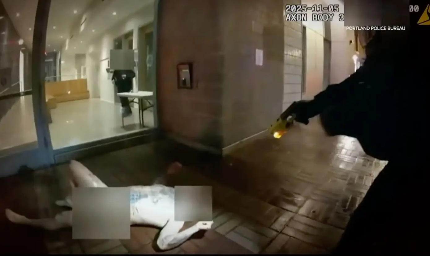 Αστυνομικοί χτυπήσαν γυμνό άνδρα υπό την επήρεια ναρκωτικών με το περιπολικό και τον ακινητοποίησαν με τέιζερ